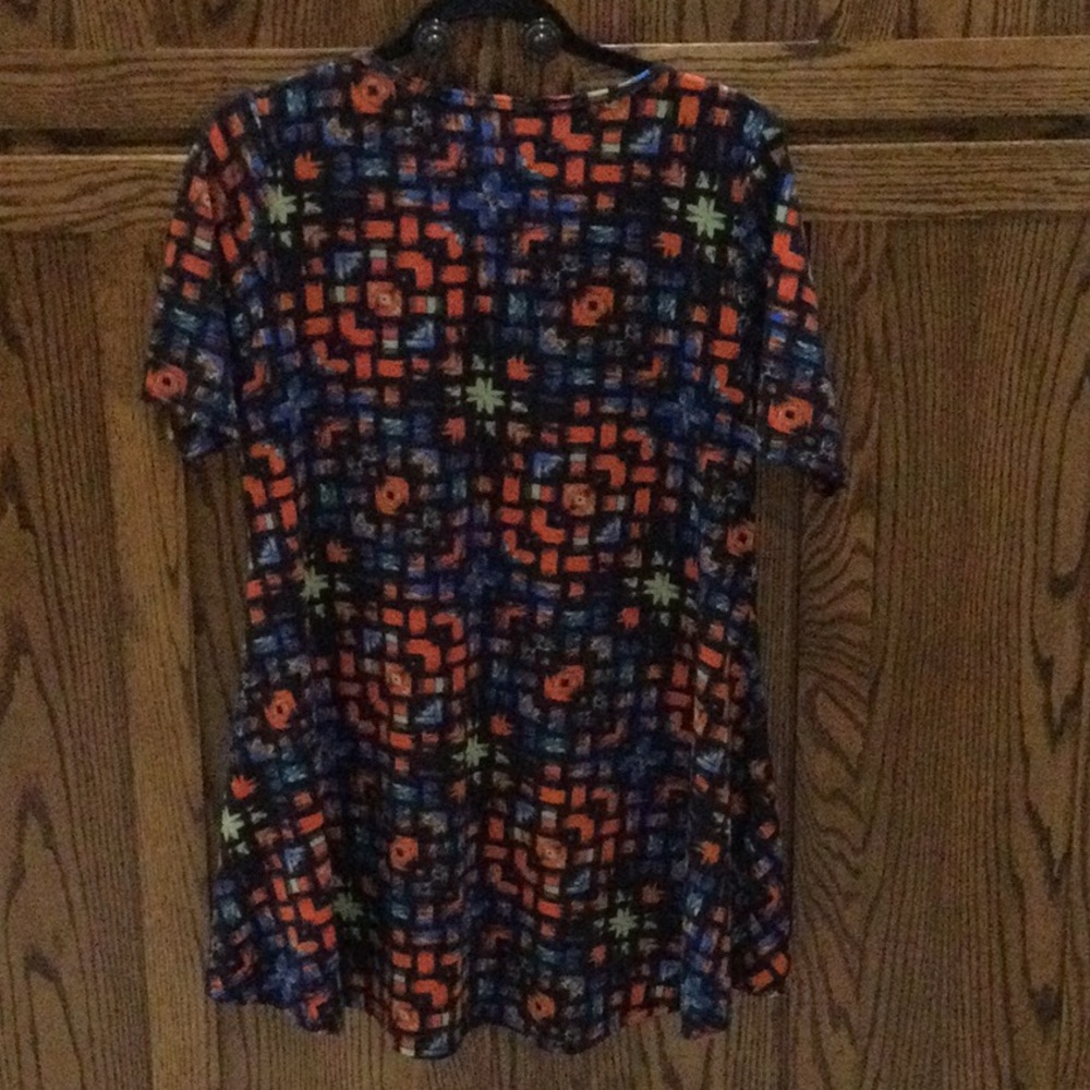 Like New - Lularoe short sleeve top. Size M. - Picture 4 of 7